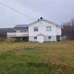 Idyllisk Hus Med Sauna Og Jacuzzi, Lyngen بيت للعطل