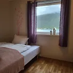 Idyllisk Hus Med Sauna Og Jacuzzi, Lyngen Dom wakacyjny Nord-Lenangen