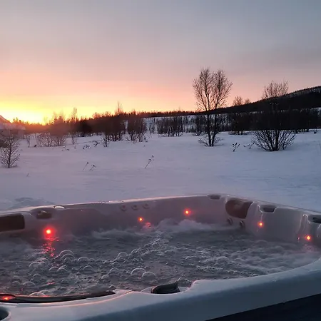 펜션 Idyllisk Hus Med Sauna Og Jacuzzi, Lyngen *