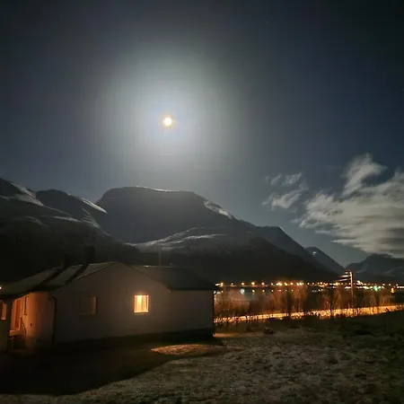 Idyllisk Hus Med Sauna Og Jacuzzi, Lyngen 펜션 *
