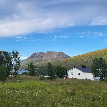 Idyllisk Hus Med Sauna Og Jacuzzi, Lyngen 度假居 Nord-Lenangen