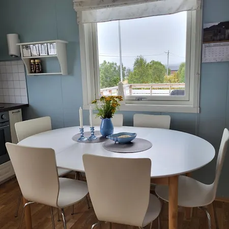 度假居 Idyllisk Hus Med Sauna Og Jacuzzi, Lyngen Nord-Lenangen