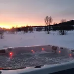 Casa de Férias Idyllisk Hus Med Sauna Og Jacuzzi, Lyngen *
